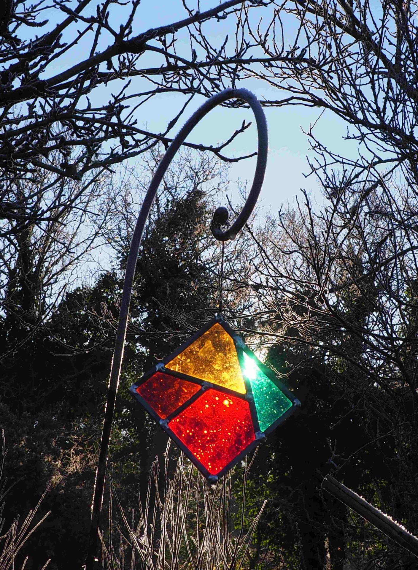 décoration jardin suspendu sur une tige en acier forgé qui illumine votre jardin